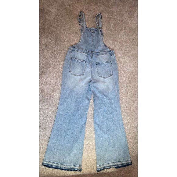 Vintage Style Light Wash Denim Overalls With Button Details & Front Pocket - Picture 11 of 11